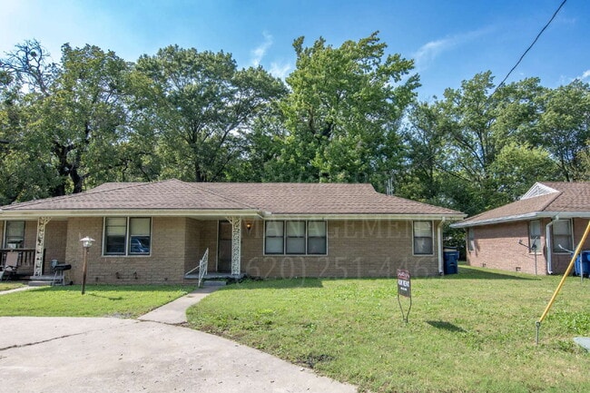 Building Photo - 2-Bedroom Duplex