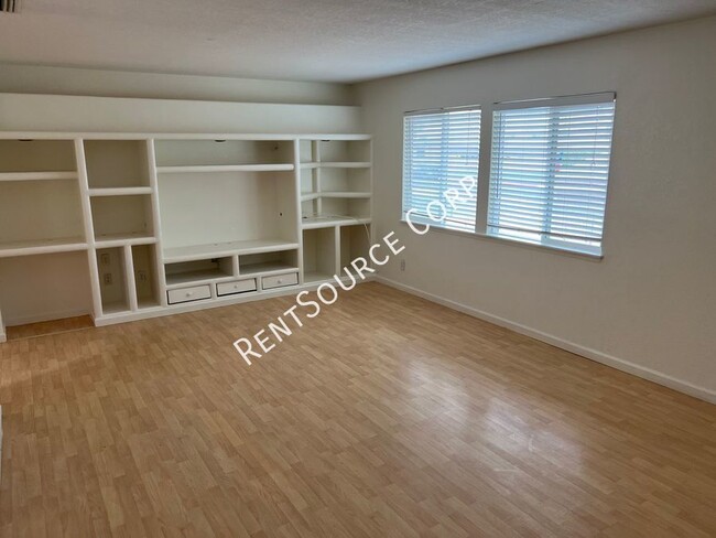 Building Photo - 2 Bedroom Duplex For Rent in Barstow