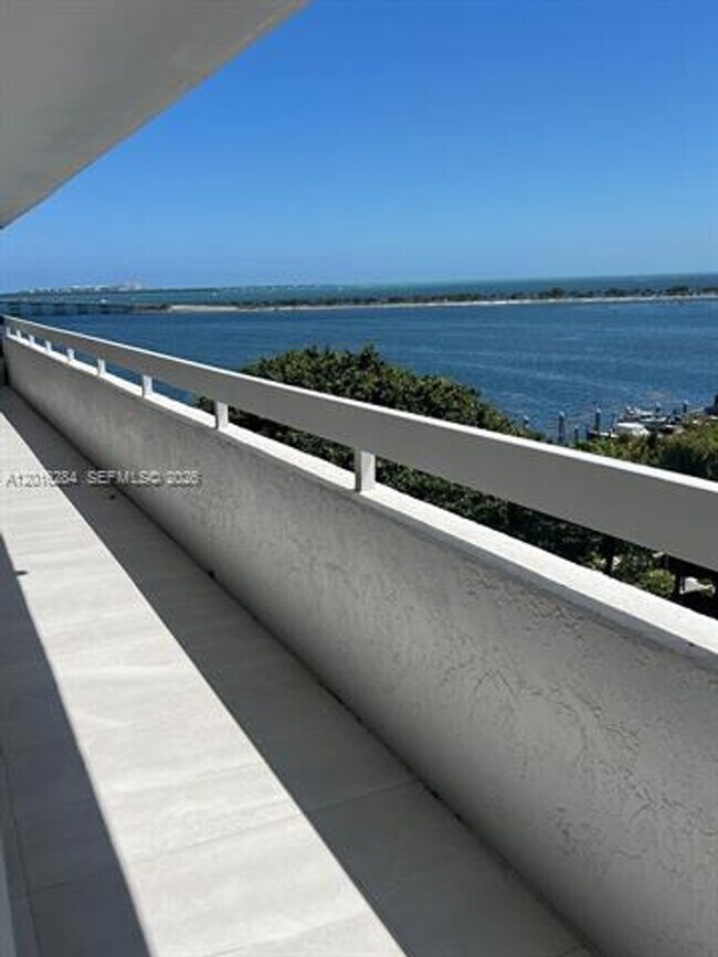 Building Photo - 1627 Brickell Ave