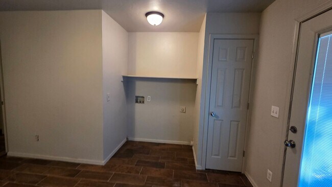 Building Photo - Housing Vouchers Accepted