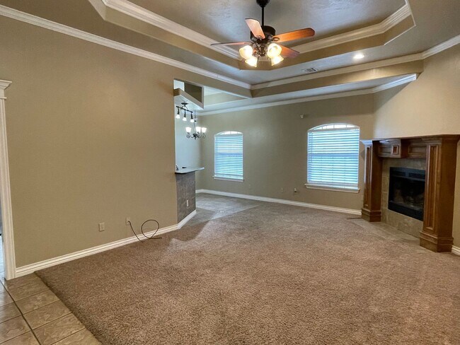 Building Photo - Beautiful 4 bed 2 bath home with a spacious up to date kitchen!