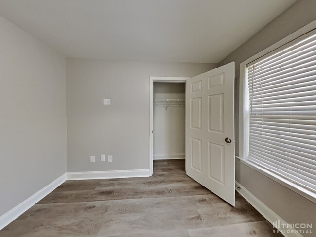 Building Photo - 2300 Saluda Dr