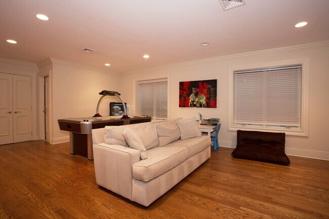 Building Photo - 146 Palisades Ave