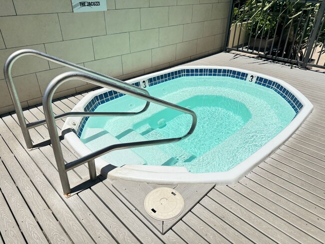 Building Photo - 2 bed, 2 bath, 1 parking condo in the hear...