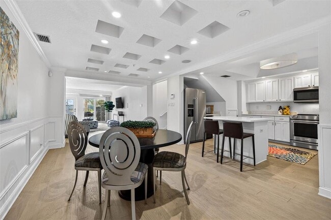 Building Photo - 922 N Shore Dr NE