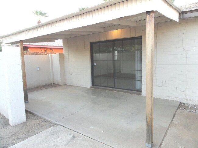 Building Photo - 1026 E Highland Ave