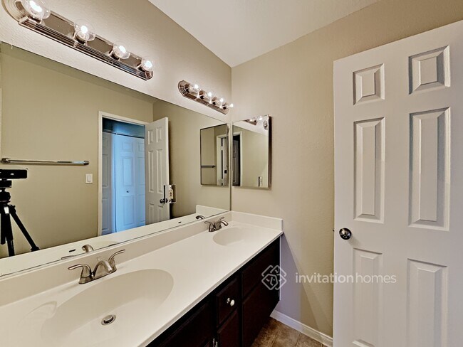 Building Photo - 1740 La Cruz Dr