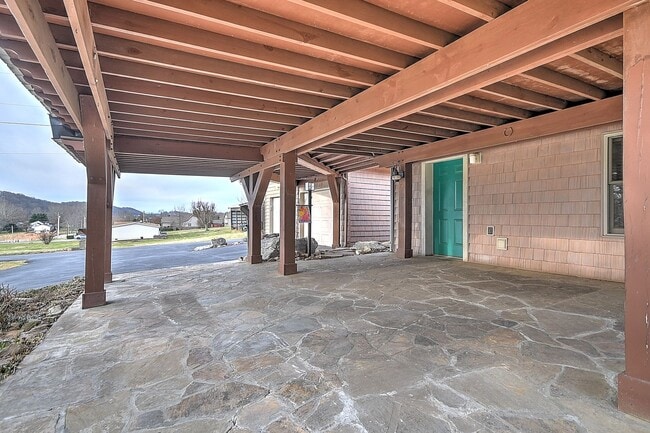 Building Photo - 563 Hales Chapel Rd