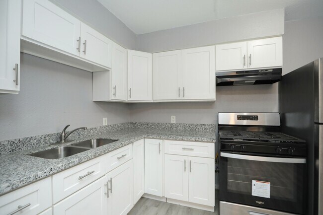 Building Photo - 8127 Colonial Ln