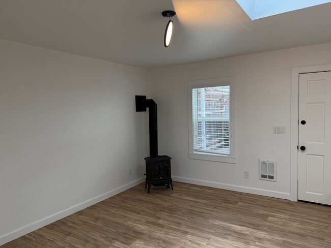 Building Photo - Luxury 2 bedroom 1 bath duplex in a great neighborhood!