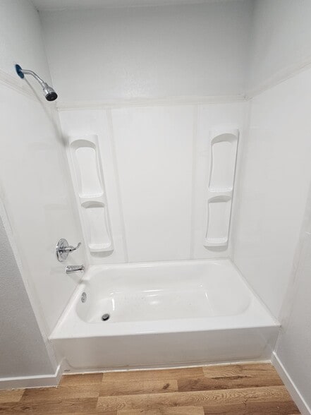Bathtub - 241 Estancia Dr NW
