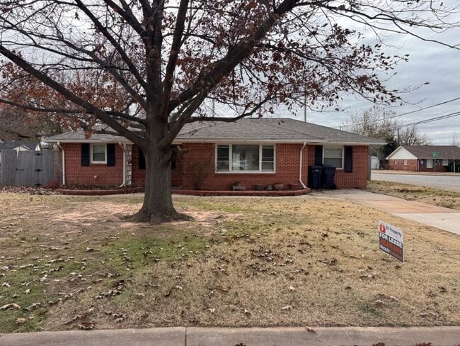 Building Photo - 2 bed 1.5bath  New paint, new flooring, new range, fenced yard!