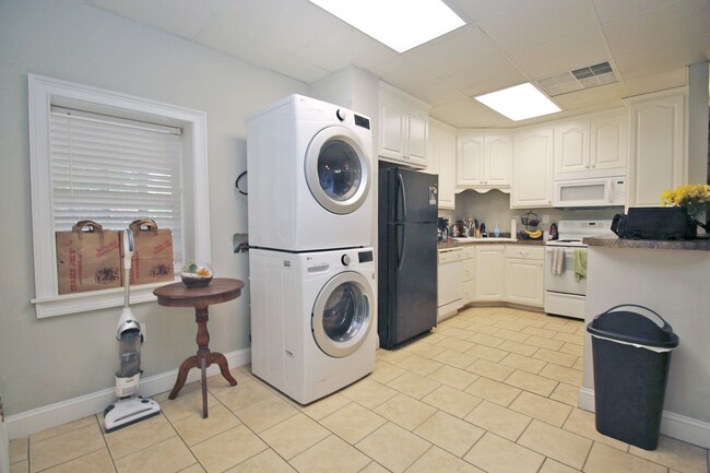 Building Photo - Stylish 3Br/2BA Apartment Living in the He...