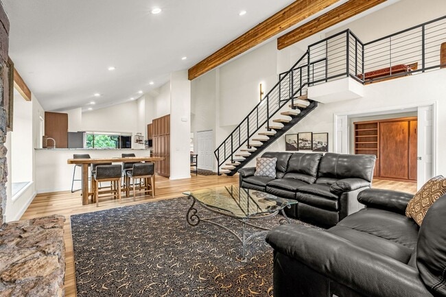 Building Photo - Fully Furnished Executive Townhome in Kiss...