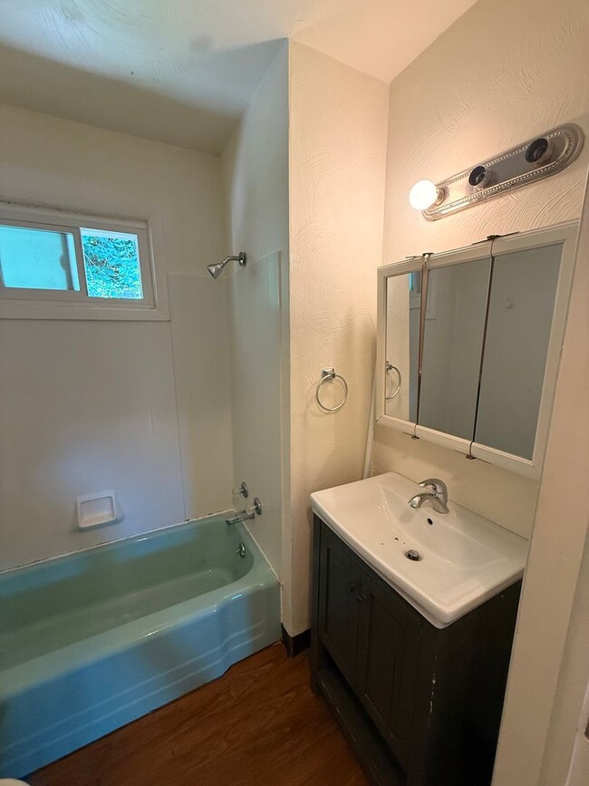 Building Photo - 2 Bedroom 1 Bathroom Apartment For Rent!