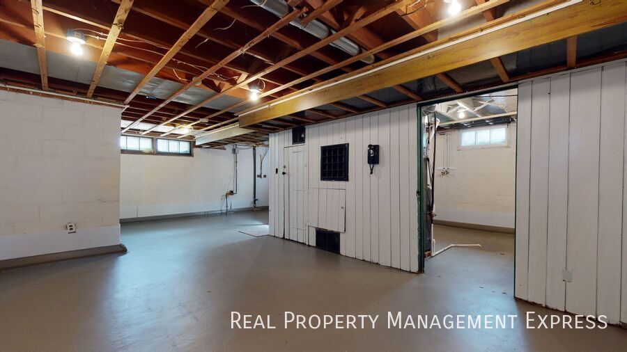 Building Photo - 411 S Willow Ave
