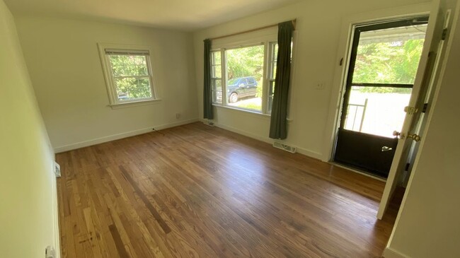 Building Photo - 2 Bed / 1 Bath Single Family (Available 12...