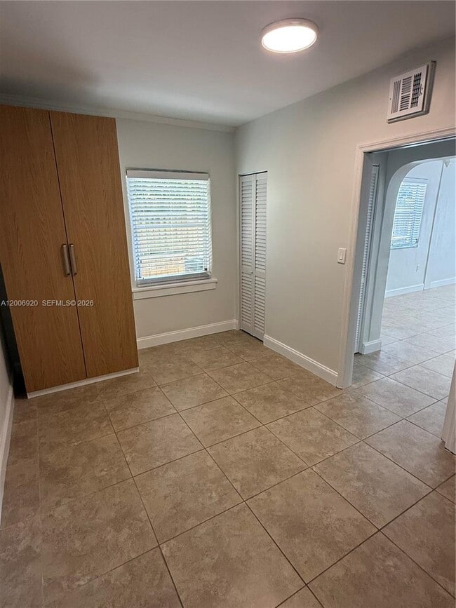 Building Photo - 2816 Pine Tree Dr