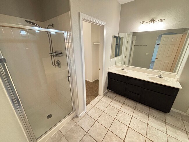 Building Photo - Spacious 3Bed/3Bath Two Story Home Located...