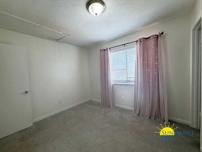 Building Photo - Beautiful 2 Bedroom townhome in Fort Walton Beach in between Hurlburt Field & Eglin Airforce Base!
