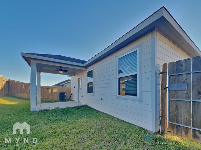 Building Photo - 15442 Maple Ter Dr