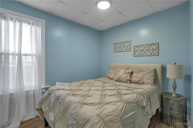 Building Photo - 990 Hertel Ave