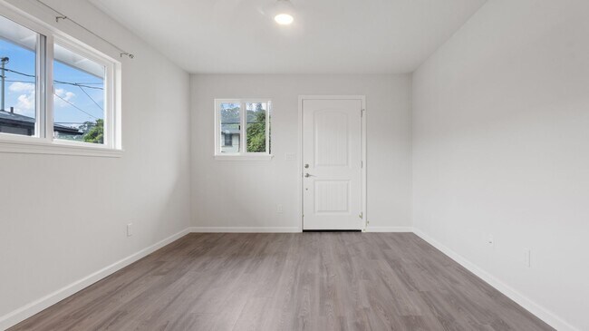 Building Photo - Move-In Ready 2BR/1BA in Waimalu, Aiea – Minutes from Pearl Harbor & Pearlridge