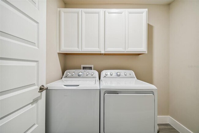 Building Photo - 9754 Little Bluestem Dr