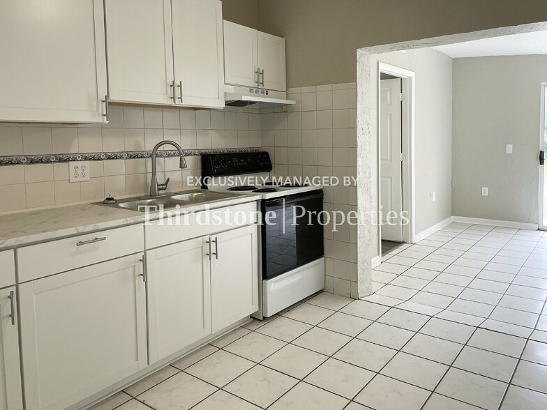 Building Photo - 10452 Pinehurst Dr