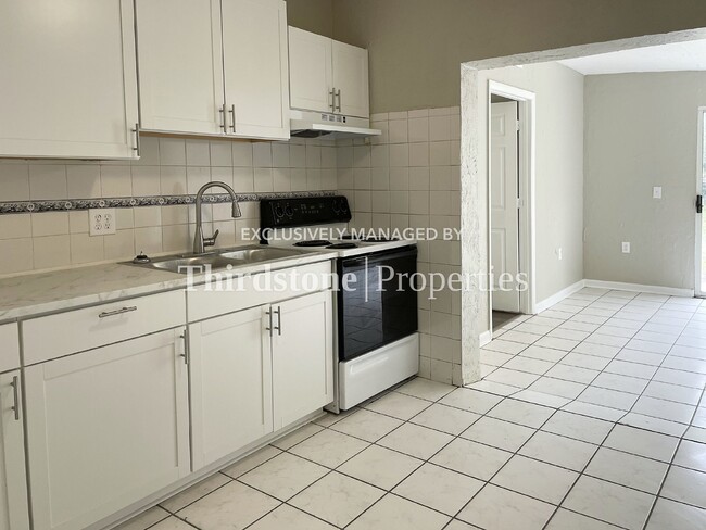 Building Photo - 10452 Pinehurst Dr