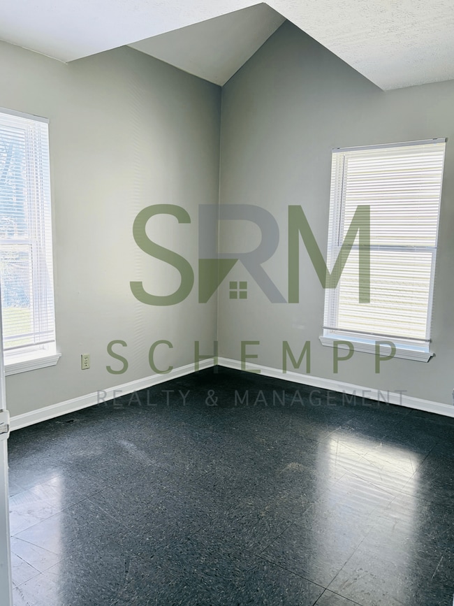 Building Photo - First floor one bedroom apartment in Portland- Section 8 accepted