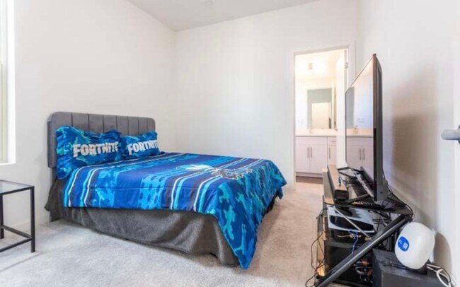 Building Photo - First Month Rent: FREE (with approved lease terms)