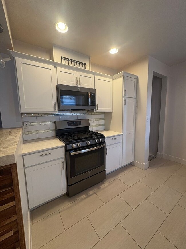 Building Photo - 4-bedroom, 2.5-bath home located on Poly.