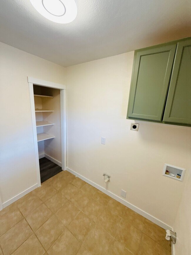 Building Photo - Updated 2bdrm 1 bath house  walking distan...