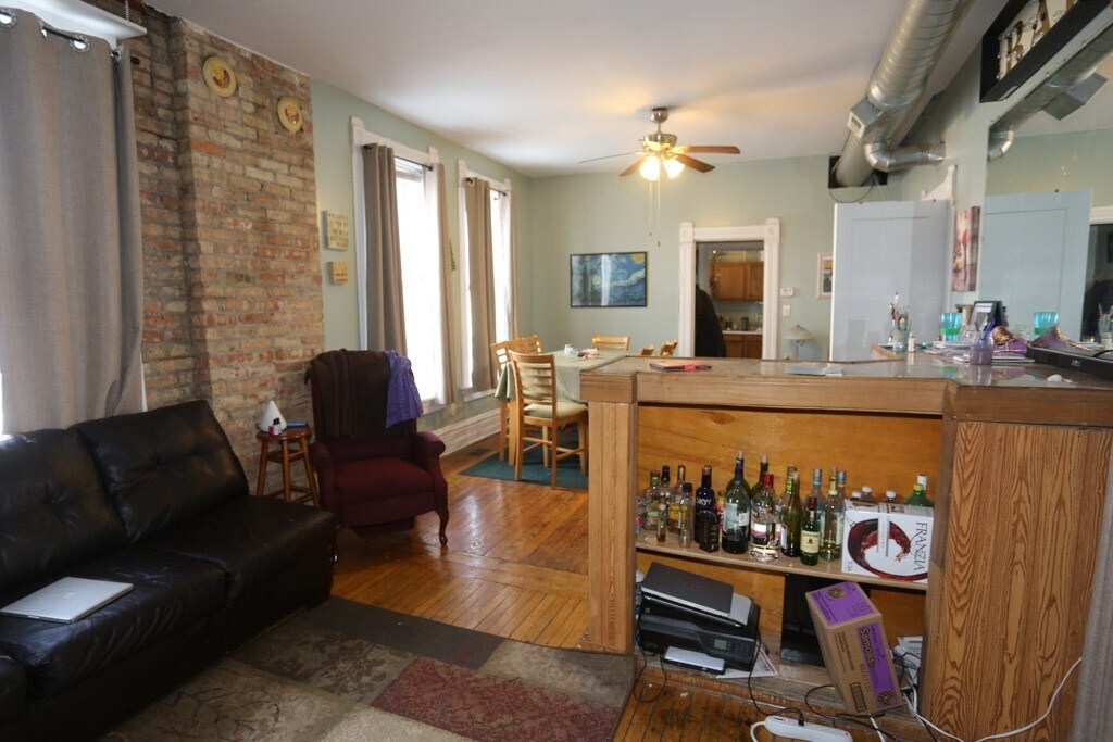 Building Photo - 2057 W Roscoe St