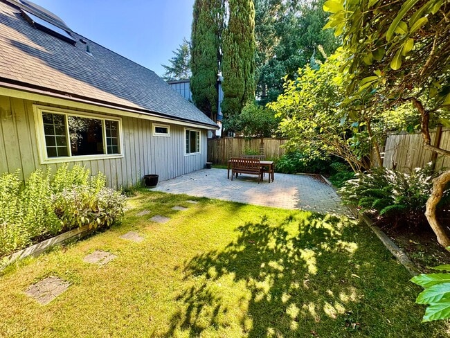 Building Photo - Mid-Century Gem near Meadowbrook Park!
