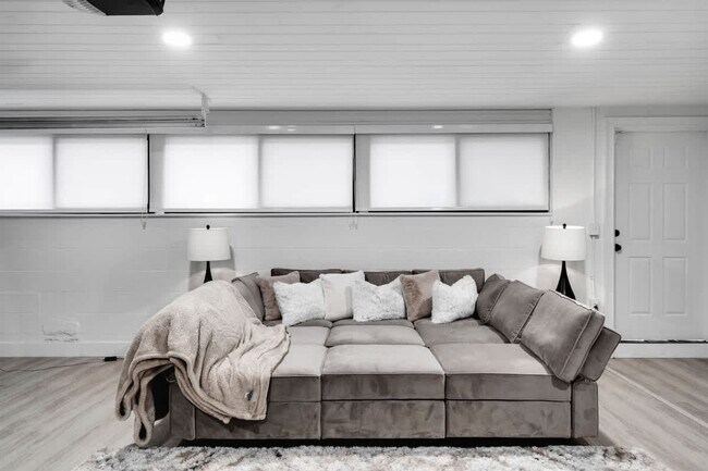 Building Photo - 704 NE 2nd St