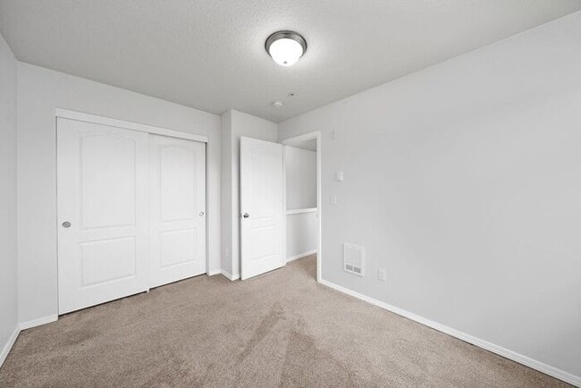 Building Photo - 2 bedroom 1.5 bath Condo! Washer and Dryer in unit!!
