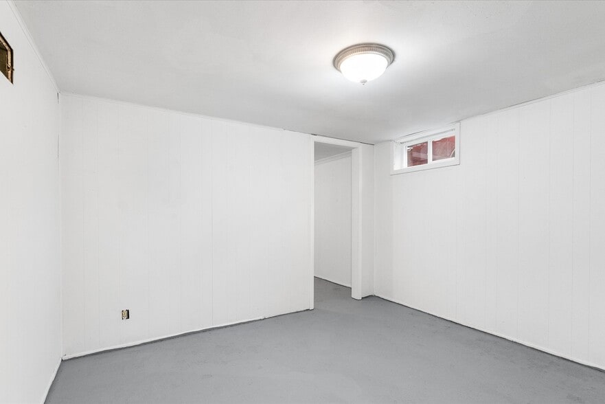 Building Photo - 1027 Curdes Ave