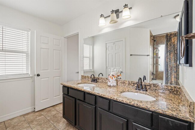 Building Photo - 703 Canyon Garden Dr