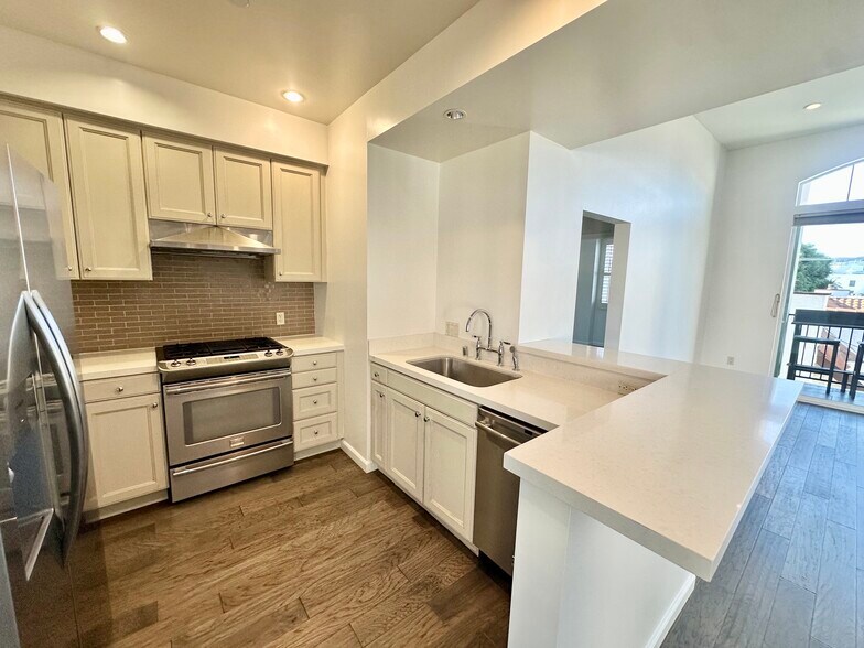 Building Photo - 1625 Granville Ave