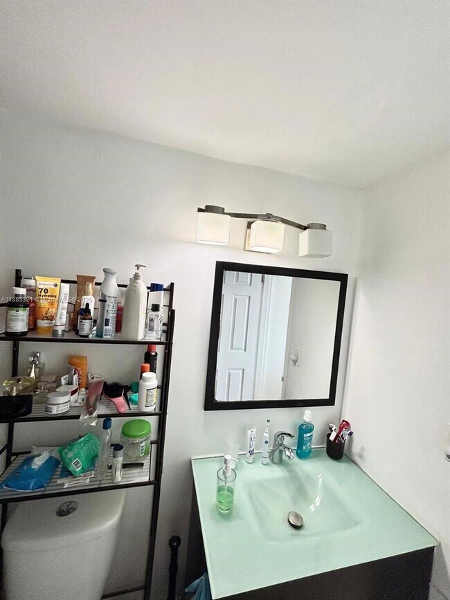 Building Photo - 801 Brickell Bay Dr