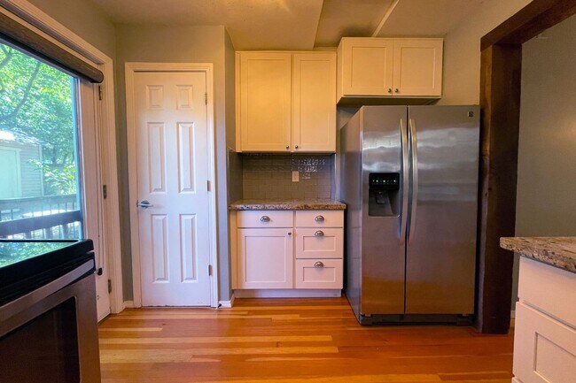 Building Photo - Charming Kenton Bungalow with Large Fenced Yard, Central A/C, Washer/Dryer
