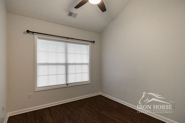 Building Photo - 112 Mint Pl