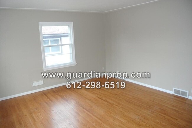 Building Photo - House in Midway Available August 1, Hardwo...