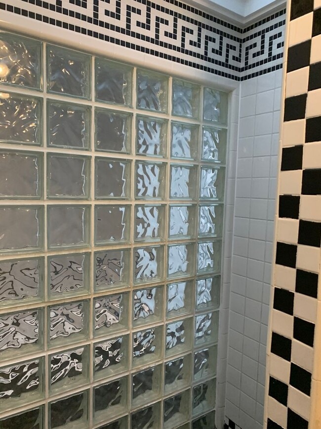 Building Photo - Super fun remodeled Apartment