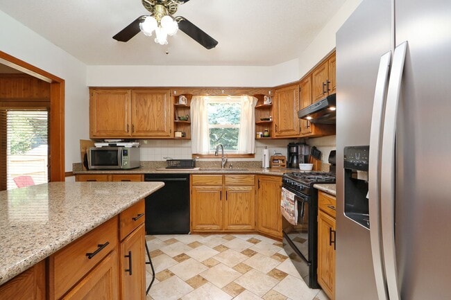 Building Photo - Spacious Home for Rent!