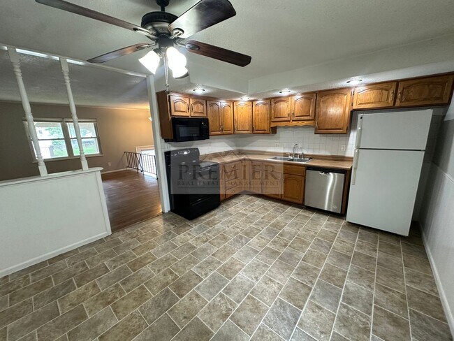 Building Photo - 730 N Aztec Dr