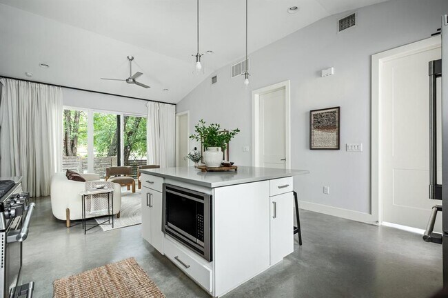 Building Photo - 1703 Perez St