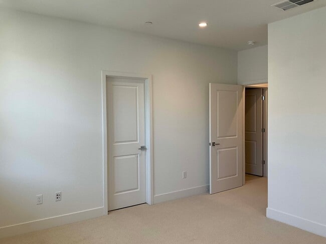 Building Photo - 2753 Oak Rd